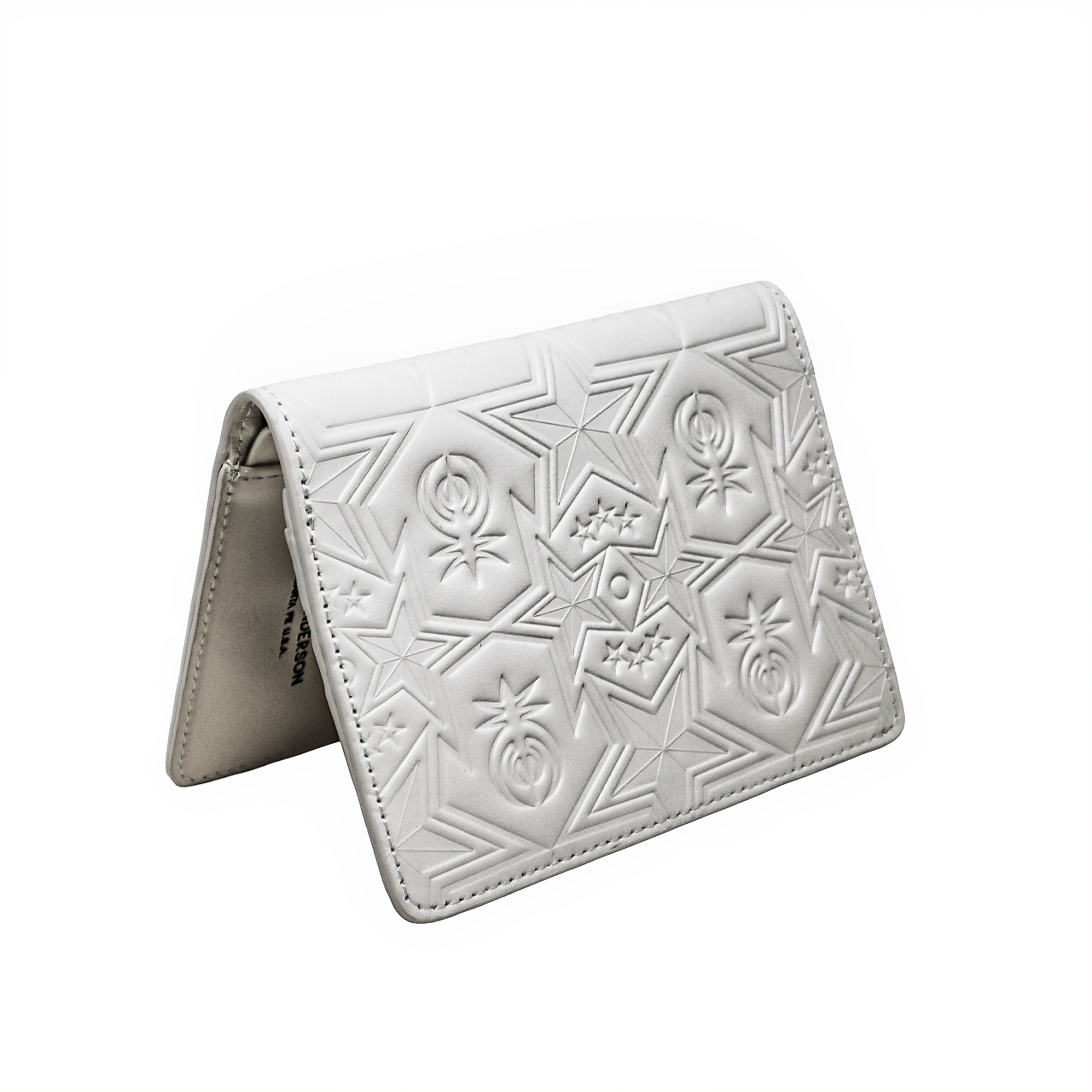 【GIFT WITH PURCHASE ONLINE】LEATHER PRINTED LOGO PASSPORT HOLDER - WHITE