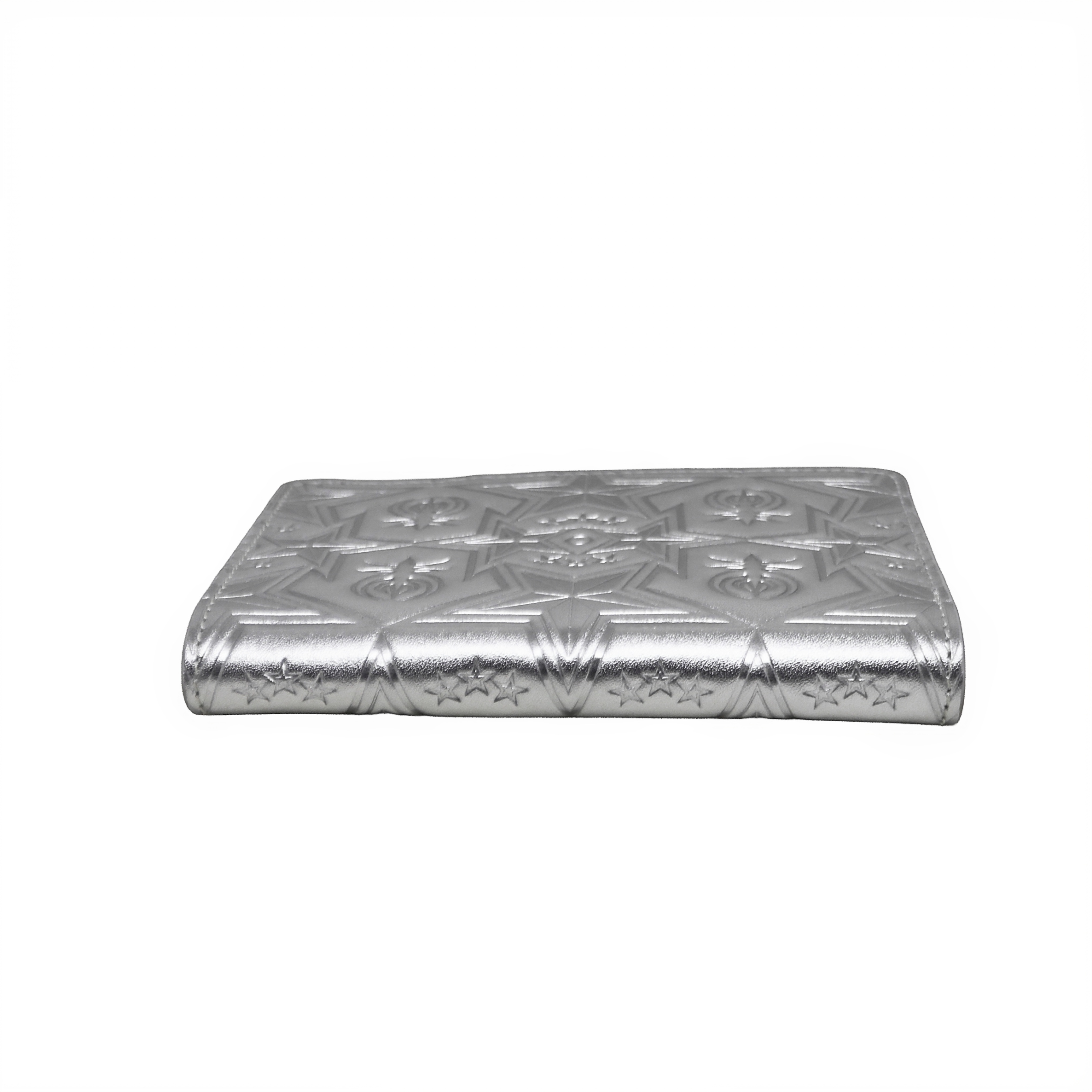 【GIFT WITH PURCHASE ONLINE】LEATHER PRINTED LOGO PASSPORT HOLDER - SILVER