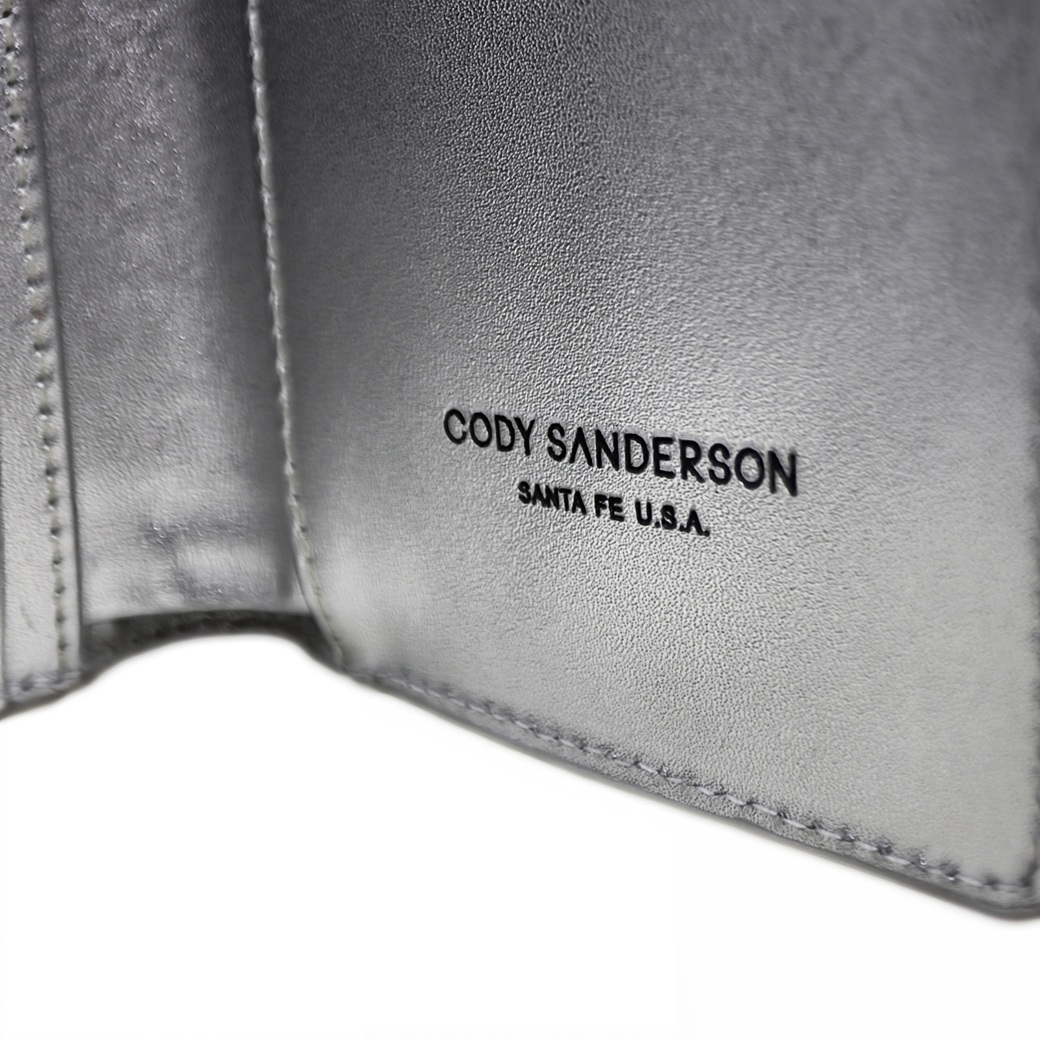 【GIFT WITH PURCHASE ONLINE】LEATHER PRINTED LOGO PASSPORT HOLDER - SILVER