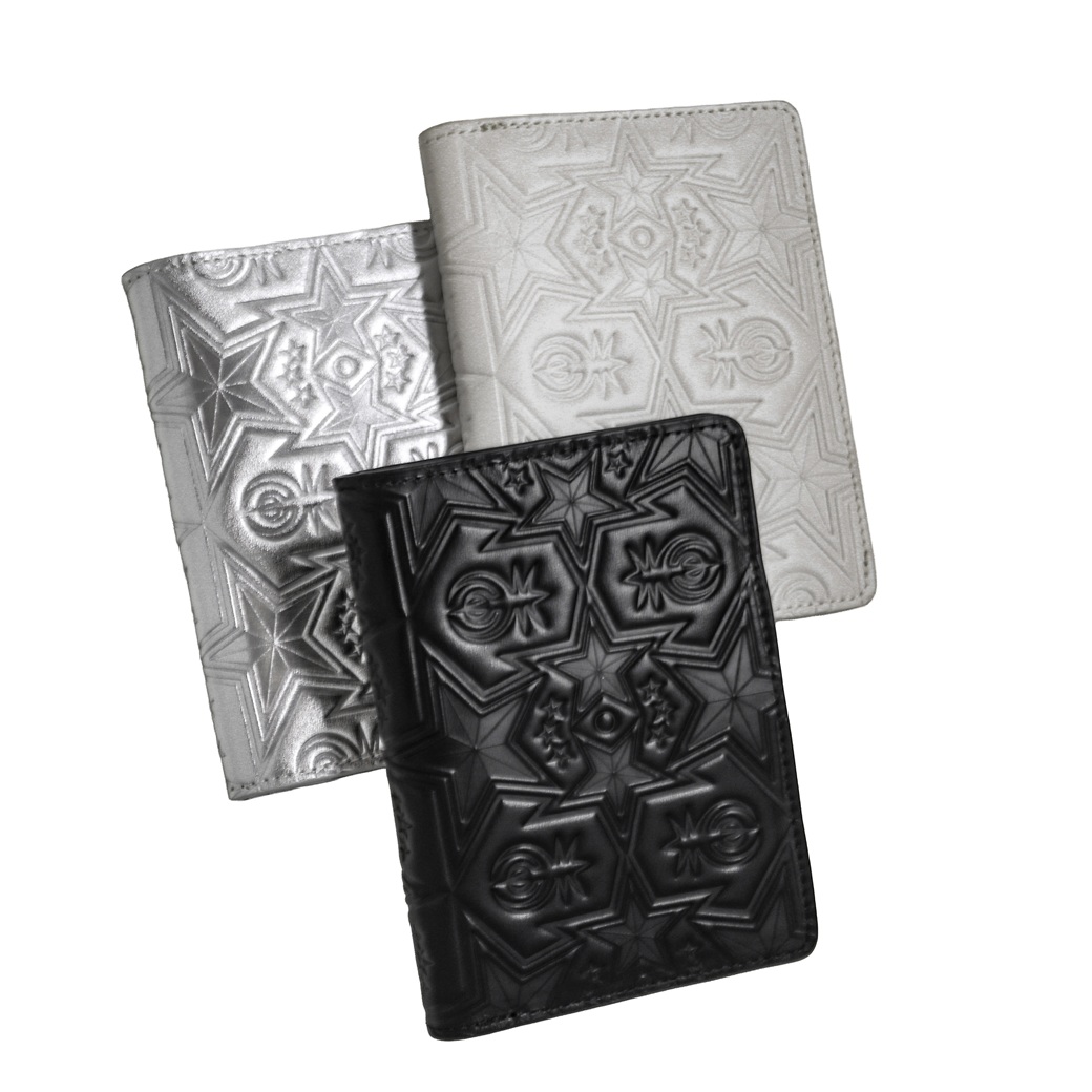 【GIFT WITH PURCHASE ONLINE】LEATHER PRINTED LOGO PASSPORT HOLDER - SILVER