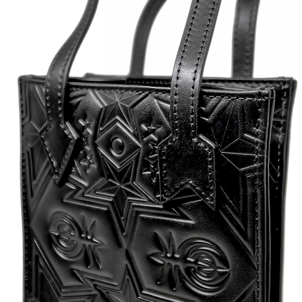 【GIFT WITH PURCHASE ONLINE】LEATHER PRINTED LOGO DRINK BAG - BLACK