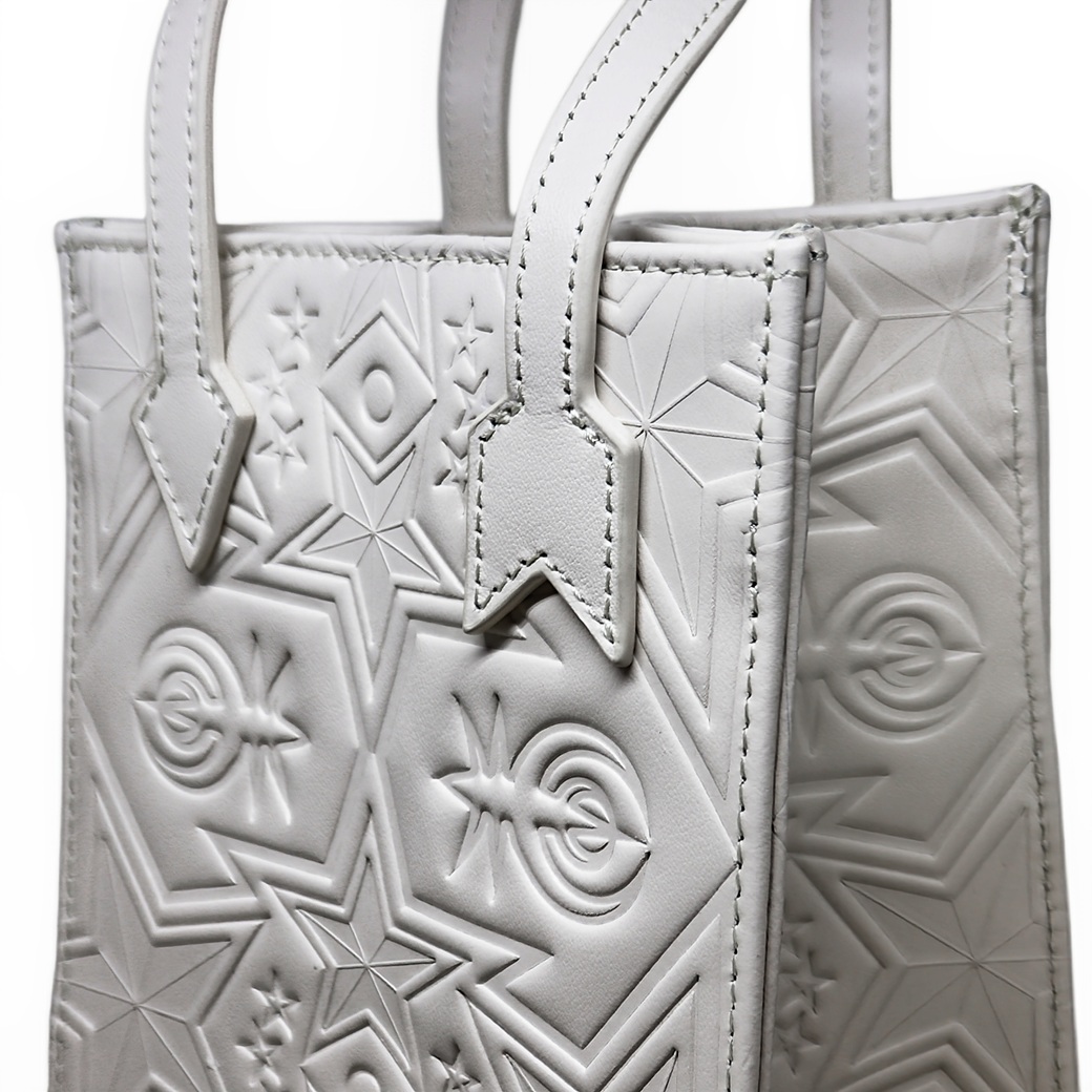 【GIFT WITH PURCHASE ONLINE】LEATHER PRINTED LOGO DRINK BAG - WHITE