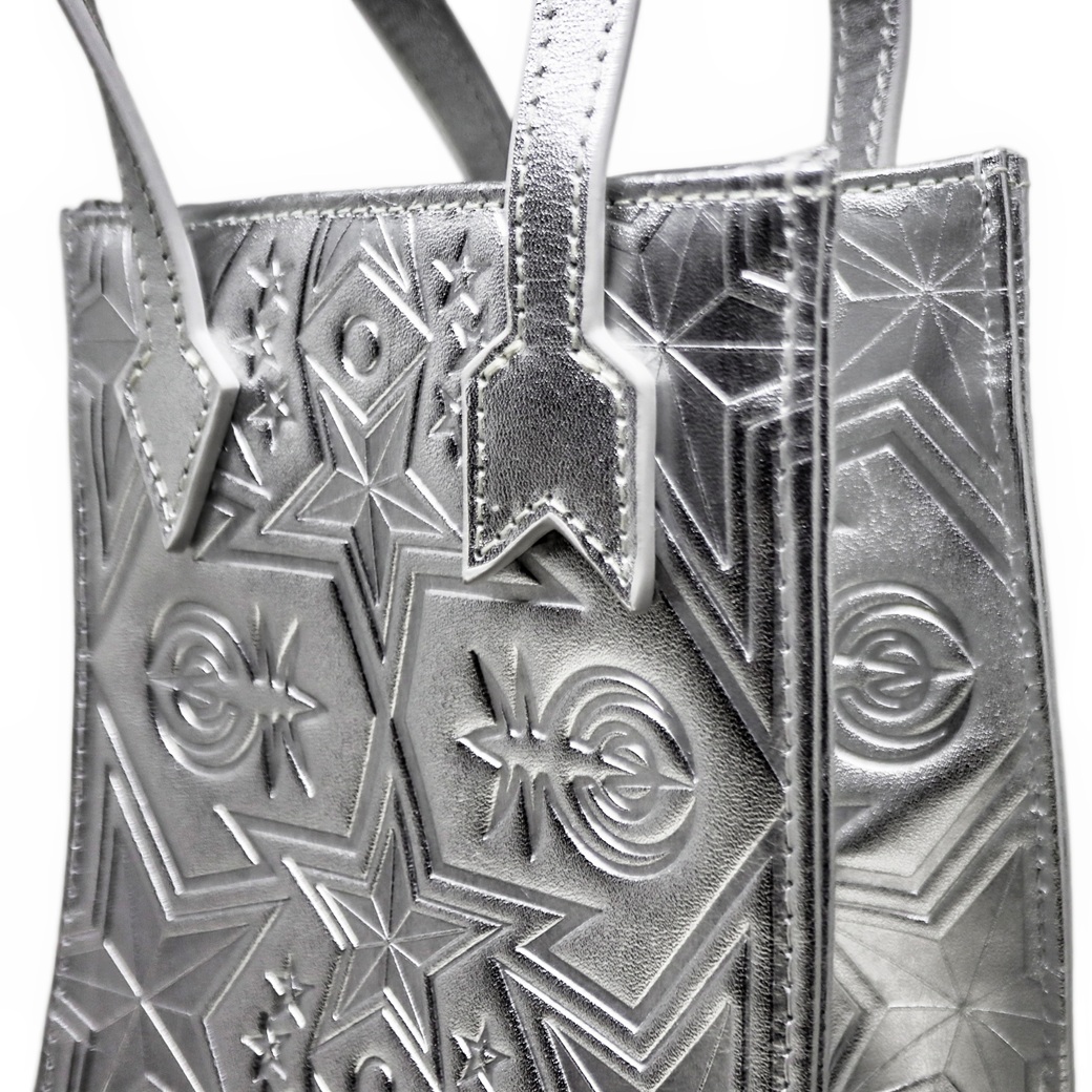 【GIFT WITH PURCHASE ONLINE】LEATHER PRINTED LOGO DRINK BAG - SILVER